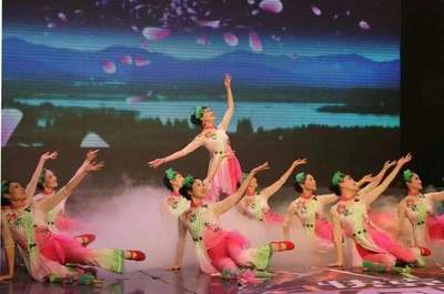 一輩子做“青春藝術(shù)”的傳播者 葉紅紅的文藝創(chuàng)作與表演之路